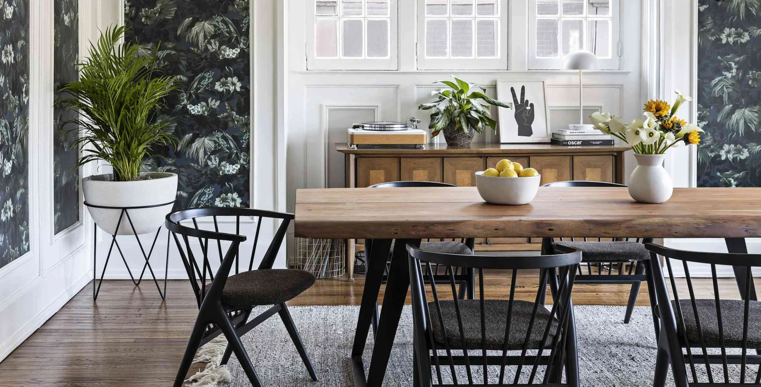 2025 Trends: Modern Restaurant Table Bases for Minimalist Interiors1 Minimalist restaurant interior featuring wood dining table with black modern base and natural lighting