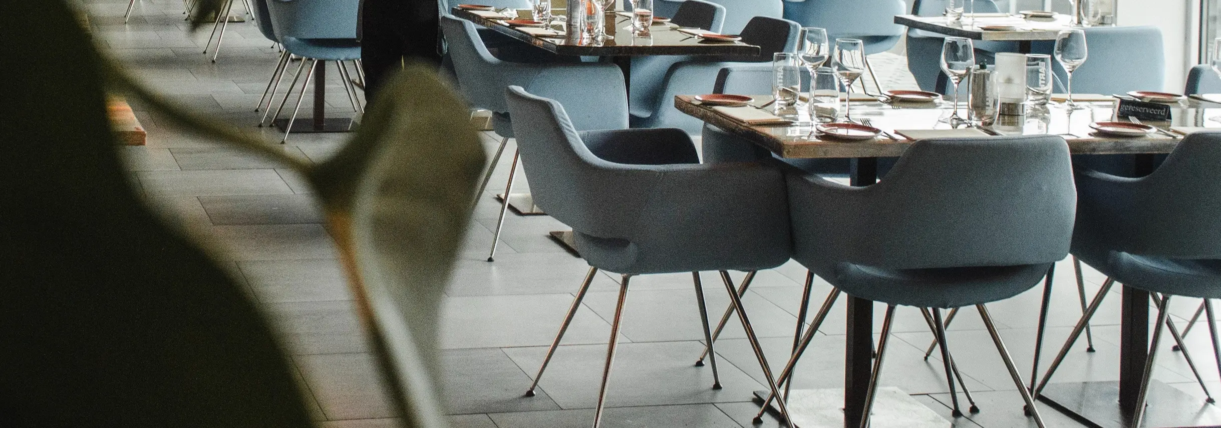 2025 Trends: Modern Restaurant Table Bases for Minimalist Interiors9 Minimalist restaurant interior featuring modern table bases and contemporary chairs
